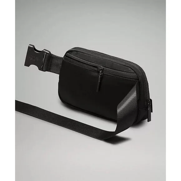 Everywhere Belt Bag 1L - Black/Black - Picture 4 of 6